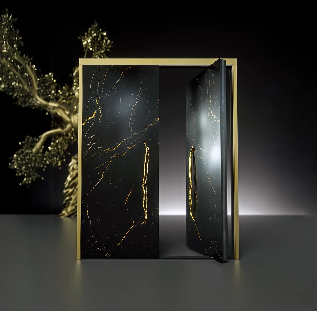 Elegante Doppeltür aus schwarzem Marmor mit goldenen Adern, umrahmt von einem goldenen Metallrahmen. Dekorative Pflanze mit warmem Licht im Hintergrund.
